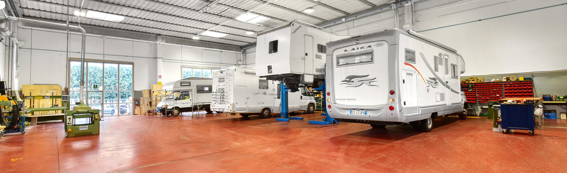   Etruria Caravan è leader in Toscana per assistenza camper, manutenzione impianti elettrici, idrici ed impianti a gas. Riparazioni carrozzeria camper incidentati e ripristino camper infiltrati. Installazione accessori, Centro Assistenza e rivenditore Autorizzato.