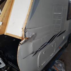 5 - fianco roulotte incidentata