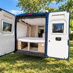 Particolare degli interni di un camper personalizzato