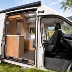 Camper personalizzato con dotazioni per viaggi in autonomia
