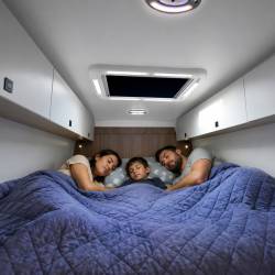 Dettaglio degli interni di un camper personalizzato