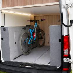 vano posteriore di un camper personalizzato per trasportare bici