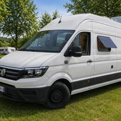 Camper attrezzato con soluzioni dedicate all'autonomia di viaggio